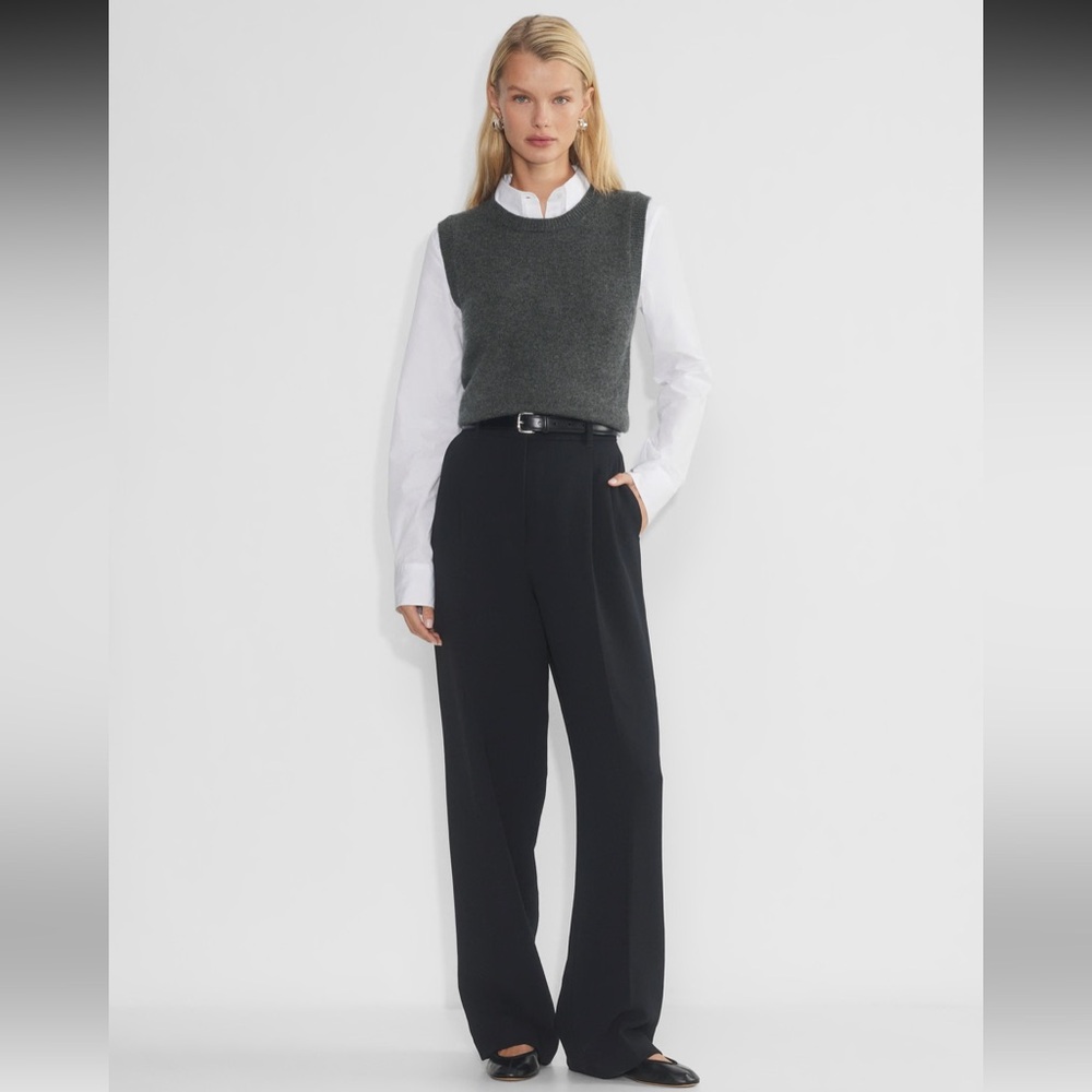 Aritzia Effortless Pant Short in Crepe Black